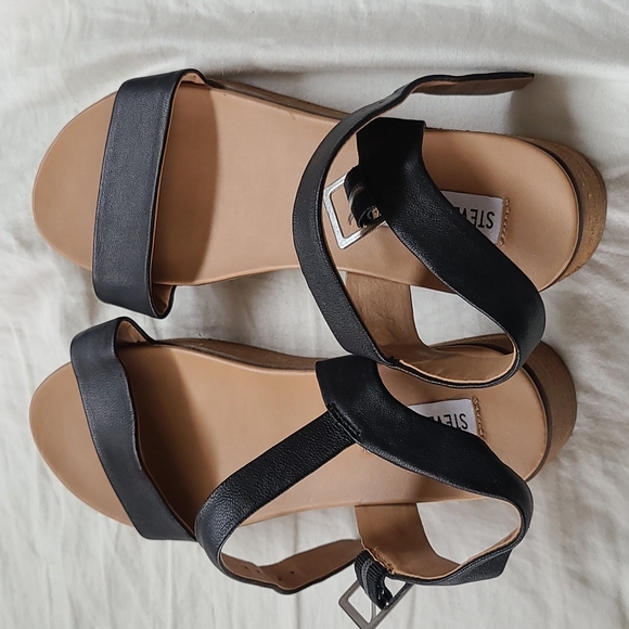 **SOLD** Steve Madden Platform Sandals - Picture 3 of 7
